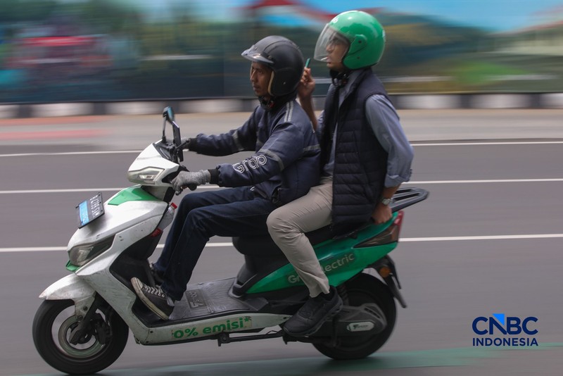 Pengemudi ojek daring (ojol) melintasi kawasan Bundaran Hotel Indonesia (HI) di Jakarta, Kamis (29/10/2026). (CNBC Indonesia/Faisal Rahman)