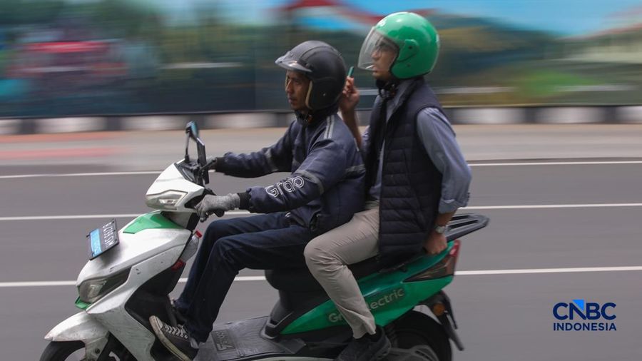 Pengemudi ojek daring (ojol) melintasi kawasan Bundaran Hotel Indonesia (HI) di Jakarta, Kamis (29/10/2026).