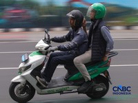 Pengemudi ojek daring (ojol) melintasi kawasan Bundaran Hotel Indonesia (HI) di Jakarta, Kamis (29/10/2026).(CNBC Indonesia/Faisal Rahman)