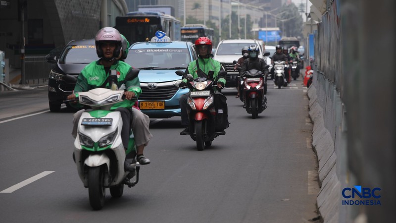 Pengemudi ojek daring (ojol) melintasi kawasan Bundaran Hotel Indonesia (HI) di Jakarta, Kamis (29/10/2026). (CNBC Indonesia/Faisal Rahman)