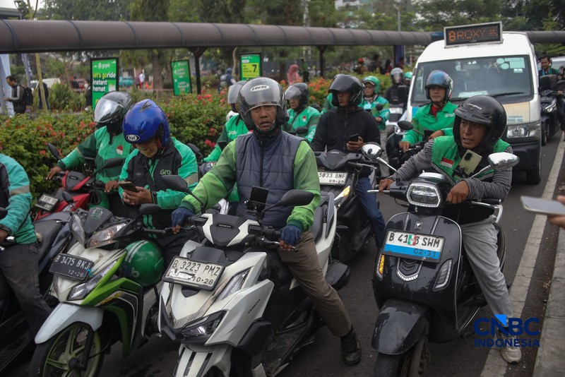 Pengemudi ojek daring (ojol) melintasi kawasan Bundaran Hotel Indonesia (HI) di Jakarta, Kamis (29/10/2026). (CNBC Indonesia/Faisal Rahman)