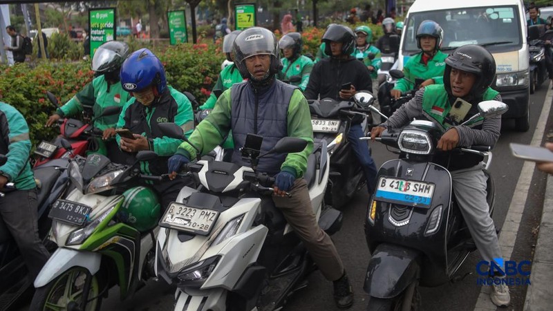 Pengemudi ojek daring (ojol) melintasi kawasan Bundaran Hotel Indonesia (HI) di Jakarta, Kamis (29/10/2026).(CNBC Indonesia/Faisal Rahman)