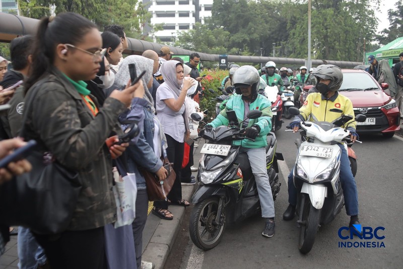 Pengemudi ojek daring (ojol) melintasi kawasan Bundaran Hotel Indonesia (HI) di Jakarta, Kamis (29/10/2026). (CNBC Indonesia/Faisal Rahman)
