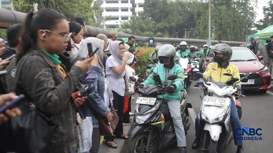 Pengemudi ojek daring (ojol) melintasi kawasan Bundaran Hotel Indonesia (HI) di Jakarta, Kamis (29/10/2026).