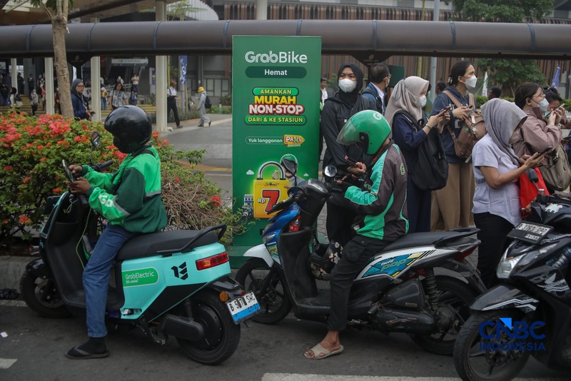 Pengemudi ojek daring (ojol) melintasi kawasan Bundaran Hotel Indonesia (HI) di Jakarta, Kamis (29/10/2026). (CNBC Indonesia/Faisal Rahman)