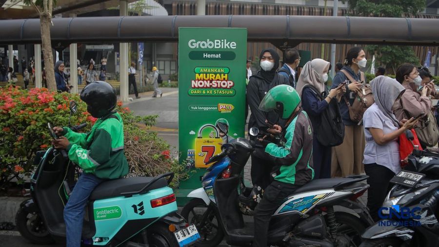 Pengemudi ojek daring (ojol) melintasi kawasan Bundaran Hotel Indonesia (HI) di Jakarta, Kamis (29/10/2026).