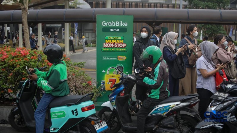 Pengemudi ojek daring (ojol) melintasi kawasan Bundaran Hotel Indonesia (HI) di Jakarta, Kamis (29/10/2026).