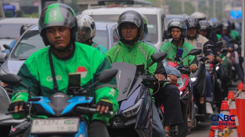 Pengemudi ojek daring (ojol) melintasi kawasan Bundaran Hotel Indonesia (HI) di Jakarta, Kamis (29/10/2026).