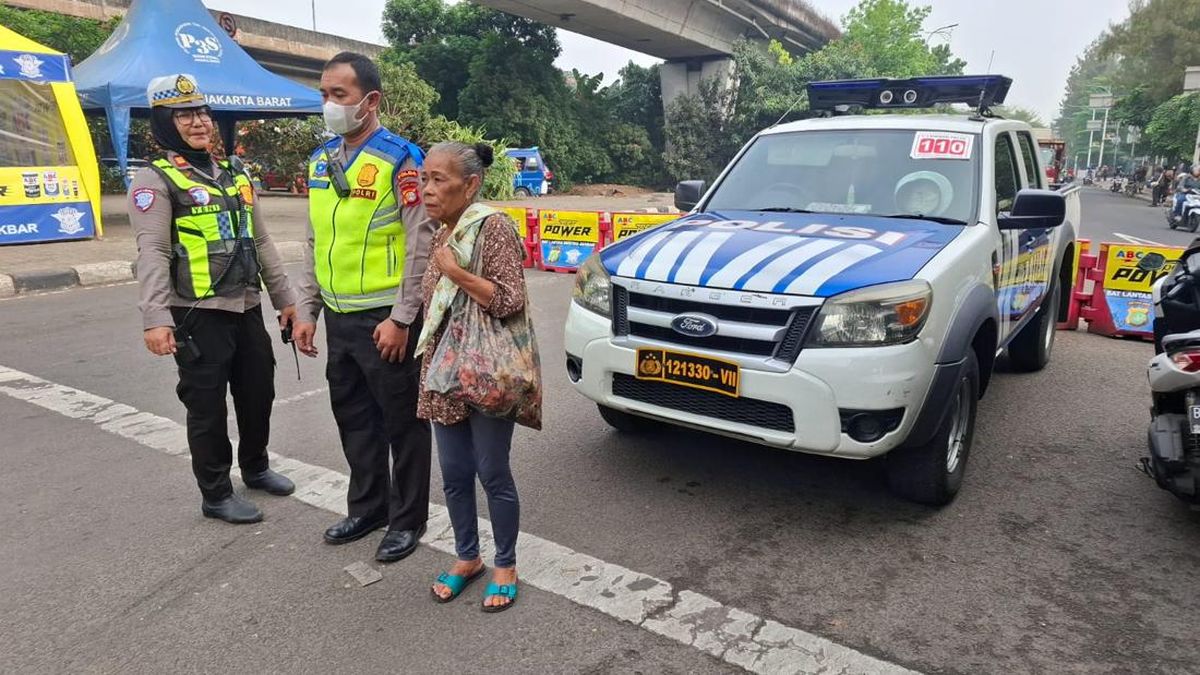 Nenek Asal Brebes Linglung Cari Keluarga di Panti Jakbar, Polisi Bantu Pulangkan — NadiKabar.com