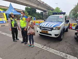 Nenek Asal Brebes Linglung Cari Keluarga di Panti Jakbar, Polisi Bantu Pulangkan