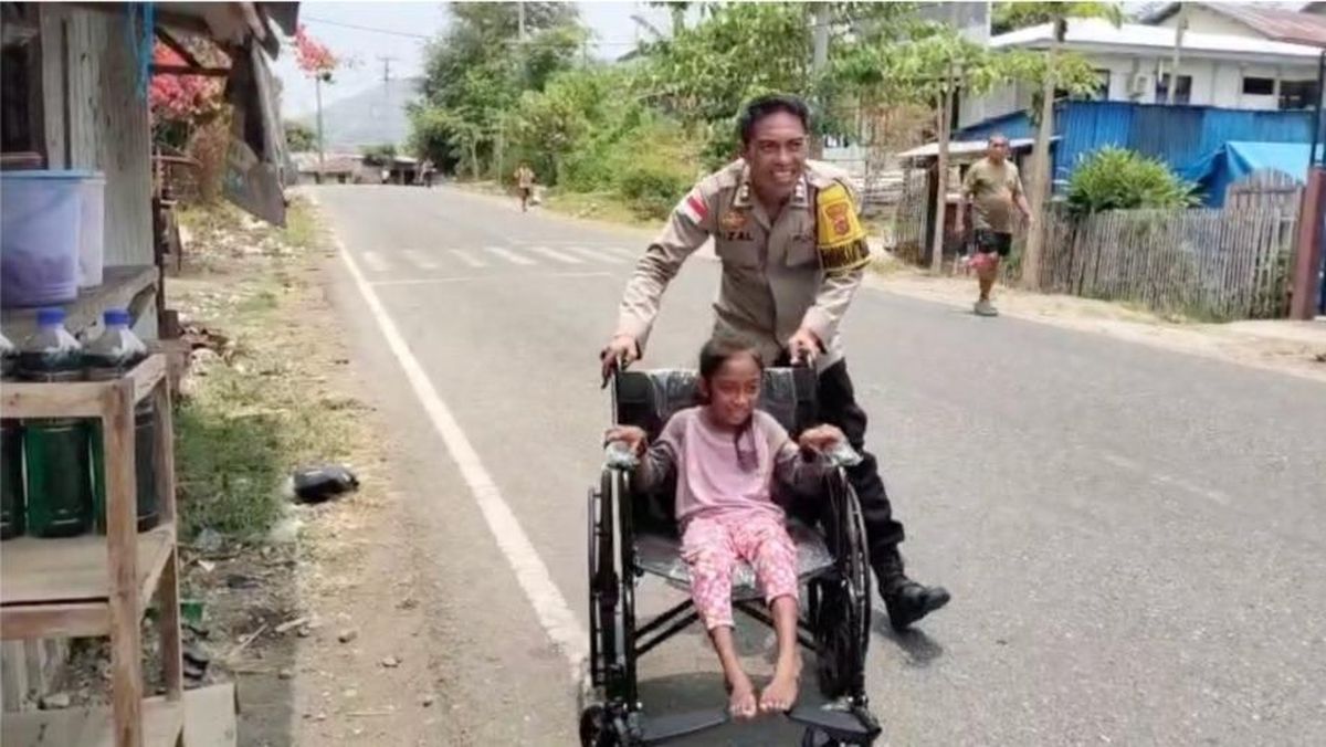 Kursi Roda dari Pak Polisi Bawa Keceriaan bagi Bocah Fitri — NadiKabar.com