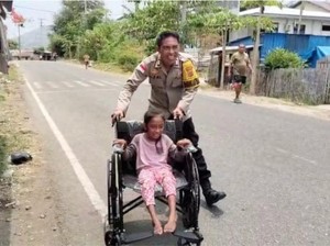 Kursi Roda dari Pak Polisi Bawa Keceriaan bagi Bocah Fitri