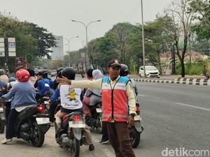 Panas-panasan di SPBU, Kisah Rahmat Atur Antrean BBM di Cirebon