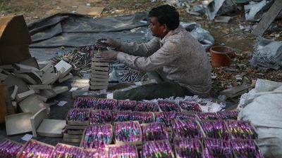 Sambut Festival Diwali, Pekerja India Kebut Produksi Petasan