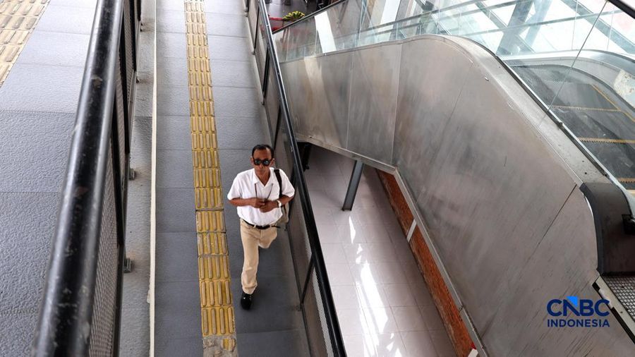 Sejumlah calon penumpang melintas di samping Karangan bunga di depan eskalator mati di Stasiun Bojonggede, Kab Bogor, Jawa Barat, Kamis, (29/10/2026). (CNBC Indonesia/Muhammad Sabki)