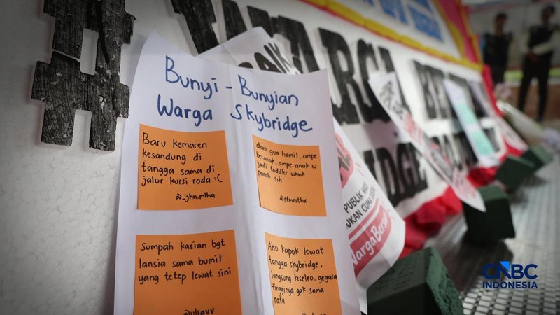 Sejumlah calon penumpang melintas di samping Karangan bunga di depan eskalator mati di Stasiun Bojonggede, Kab Bogor, Jawa Barat, Kamis, (29/10/2026). (CNBC Indonesia/Muhammad Sabki)