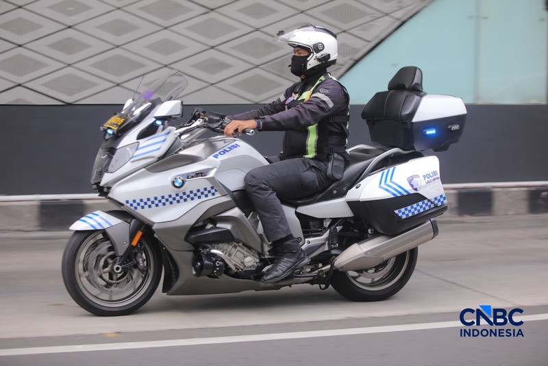 Pengemudi ojek daring (ojol) melintasi kawasan Bundaran Hotel Indonesia (HI) di Jakarta, Kamis (29/10/2026). (CNBC Indonesia/Faisal Rahman)