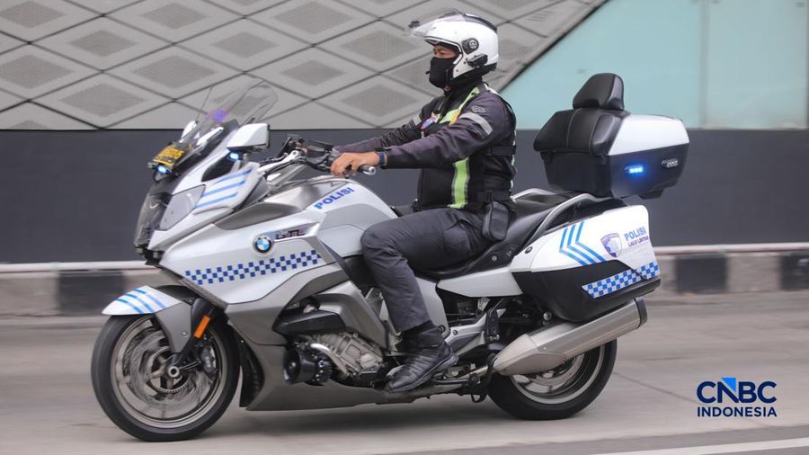Seorang polisi mengendarai kendaraan dinas melintasi kawasan Bundaran Hotel Indonesia (HI) di Jakarta, Kamis (29/10/2026).
