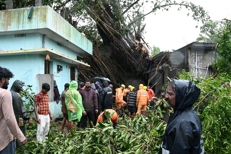 Siklon tropis Arnab menghantam kawasan pesisir tenggara India, tepatnya di wilayah Yanam, Puducherry, pada Rabu (28/10/2026). (REUTERS/Stringer)