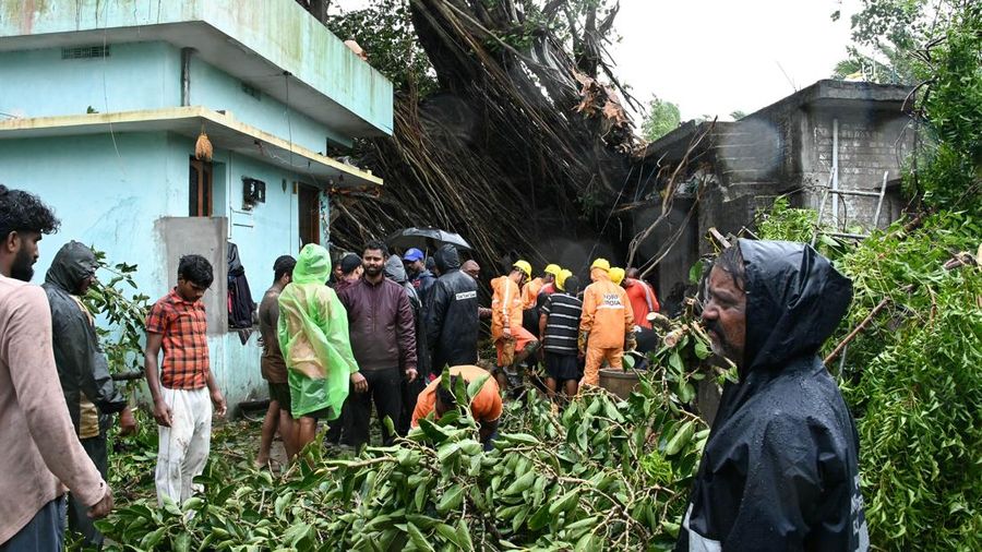 Siklon tropis Arnab menghantam kawasan pesisir tenggara India, tepatnya di wilayah Yanam, Puducherry, pada Rabu (28/10/2026). (AFP/NOAH SEELAM)