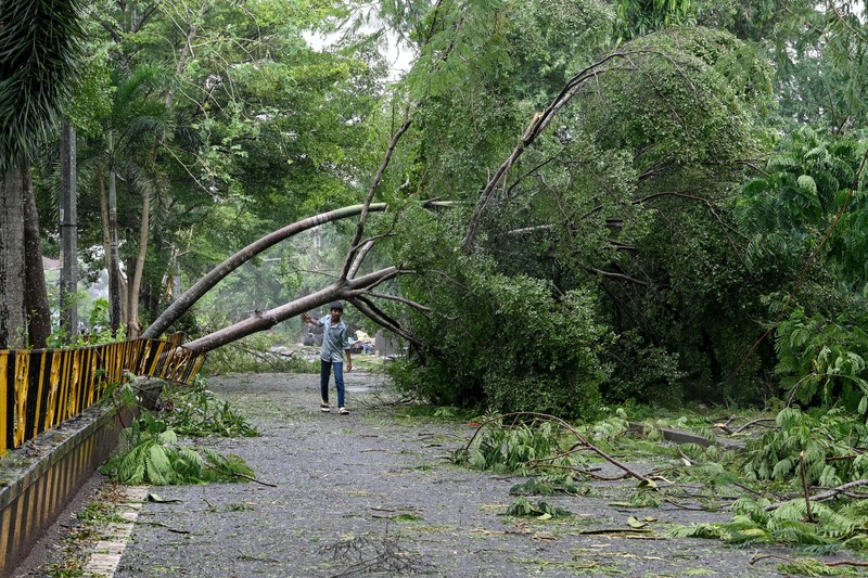 Siklon tropis Arnab menghantam kawasan pesisir tenggara India, tepatnya di wilayah Yanam, Puducherry, pada Rabu (28/10/2026). (REUTERS/Stringer)