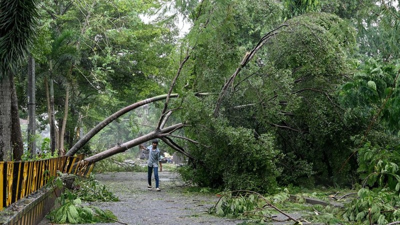 Siklon tropis Arnab menghantam kawasan pesisir tenggara India, tepatnya di wilayah Yanam, Puducherry, pada Rabu (28/10/2026). (AFP/NOAH SEELAM)