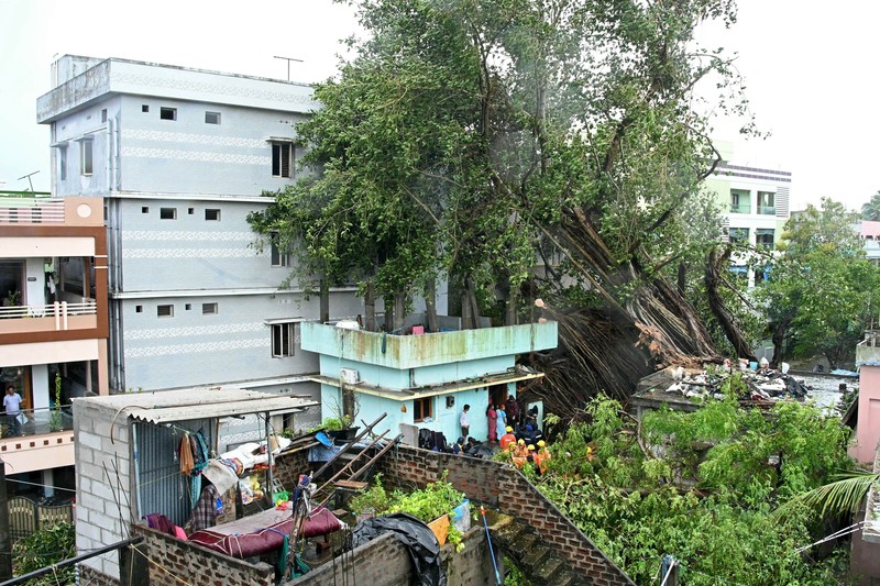 Siklon tropis Arnab menghantam kawasan pesisir tenggara India, tepatnya di wilayah Yanam, Puducherry, pada Rabu (28/10/2026). (REUTERS/Stringer)