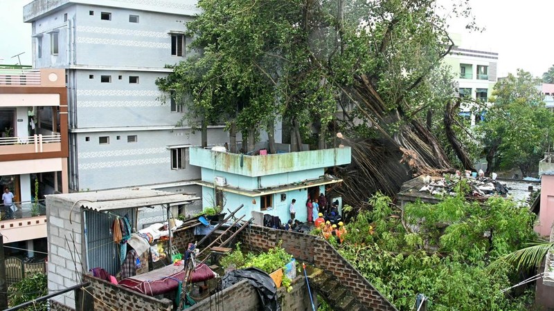 Siklon tropis Arnab menghantam kawasan pesisir tenggara India, tepatnya di wilayah Yanam, Puducherry, pada Rabu (28/10/2026). (AFP/NOAH SEELAM)