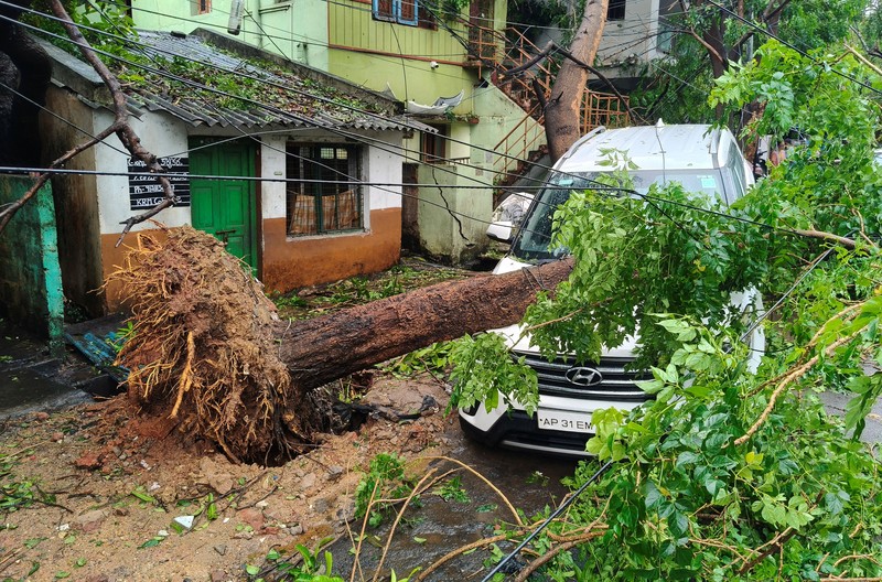 Siklon tropis Arnab menghantam kawasan pesisir tenggara India, tepatnya di wilayah Yanam, Puducherry, pada Rabu (28/10/2026). (REUTERS/Stringer)