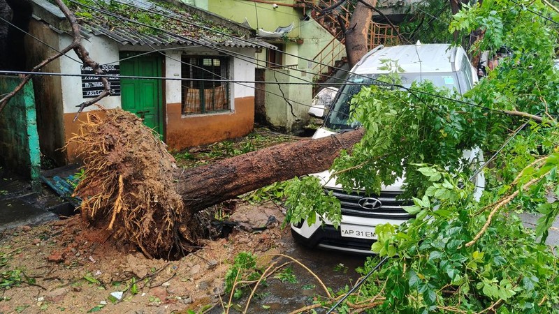 Siklon tropis Arnab menghantam kawasan pesisir tenggara India, tepatnya di wilayah Yanam, Puducherry, pada Rabu (28/10/2026). (REUTERS/Stringer)