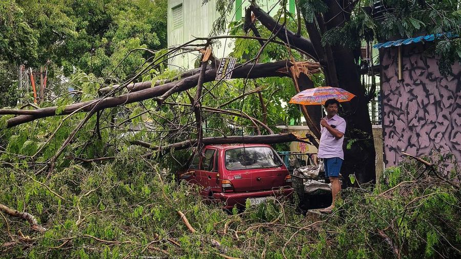 Siklon tropis Arnab menghantam kawasan pesisir tenggara India, tepatnya di wilayah Yanam, Puducherry, pada Rabu (28/10/2026). (REUTERS/Stringer)
