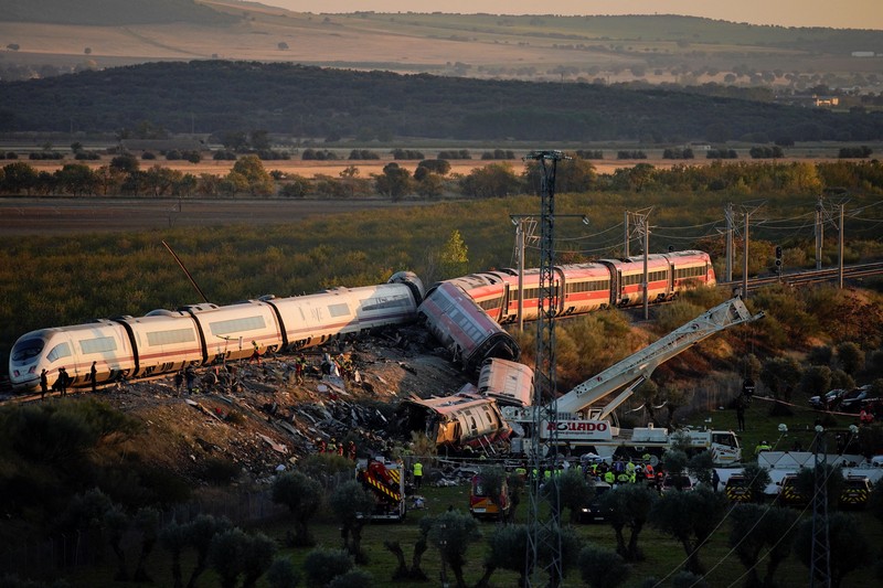 Kecelakaan kereta cepat di Spanyol menewaskan sedikitnya 68 orang dan melukai puluhan penumpang pada Rabu (28/10/2026) waktu setempat. (REUTERS/Violeta Santos Moura)