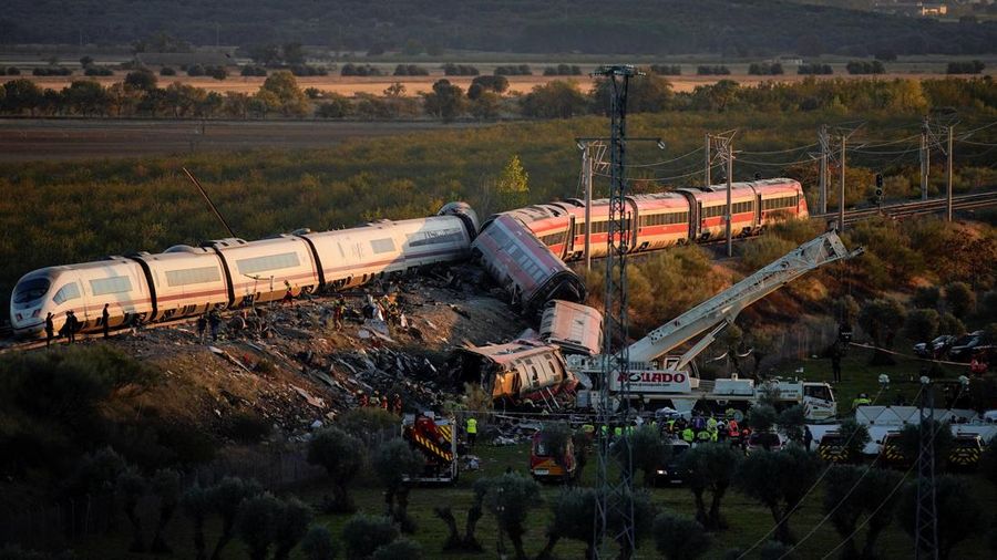 Kecelakaan kereta cepat di Spanyol menewaskan sedikitnya 68 orang dan melukai puluhan penumpang pada Rabu (28/10/2026) waktu setempat. (REUTERS/Violeta Santos Moura)