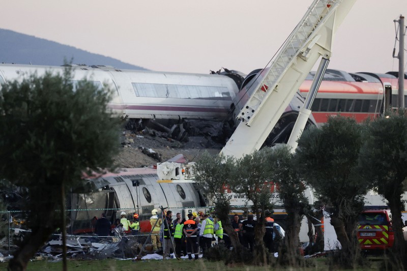 Kecelakaan kereta cepat di Spanyol menewaskan sedikitnya 68 orang dan melukai puluhan penumpang pada Rabu (28/10/2026) waktu setempat. (REUTERS/Violeta Santos Moura)