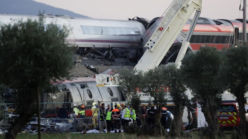 Kecelakaan kereta cepat di Spanyol menewaskan sedikitnya 68 orang dan melukai puluhan penumpang pada Rabu (28/10/2026) waktu setempat. (REUTERS/Violeta Santos Moura)