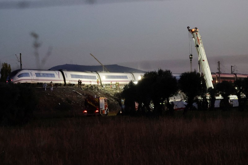 Kecelakaan kereta cepat di Spanyol menewaskan sedikitnya 68 orang dan melukai puluhan penumpang pada Rabu (28/10/2026) waktu setempat. (REUTERS/Violeta Santos Moura)