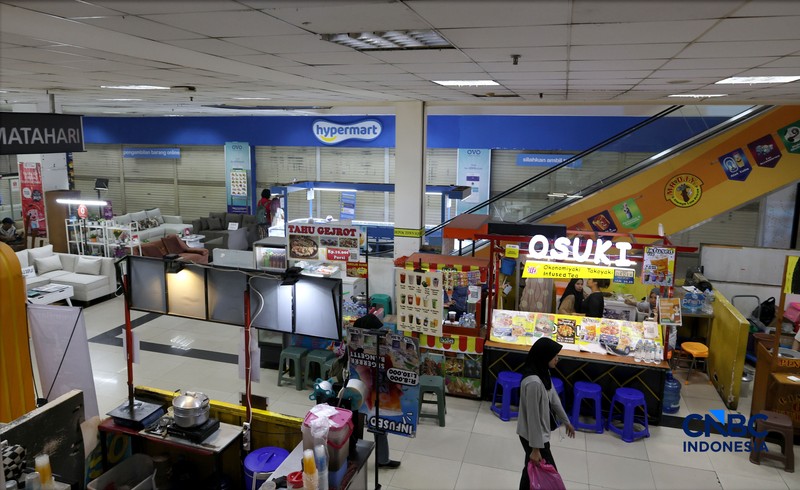Suasana Gerai Hypermart yang resmi berhenti beroperasi di pusat perbelanjaan Depok Town Square (Detos), Jawa Barat, Kamis (29/10/2026). (CNBC Indonesia/Muhammad Sabki)