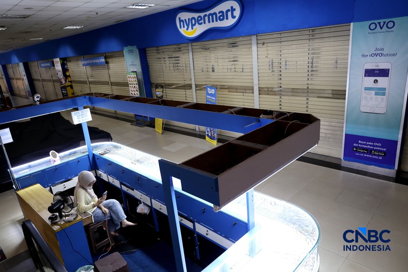 Suasana Gerai Hypermart yang resmi berhenti beroperasi di pusat perbelanjaan Depok Town Square (Detos), Jawa Barat, Kamis (29/10/2026). (CNBC Indonesia/Muhammad Sabki)