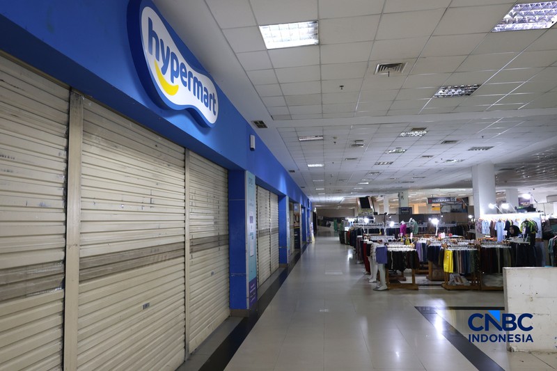 Suasana Gerai Hypermart yang resmi berhenti beroperasi di pusat perbelanjaan Depok Town Square (Detos), Jawa Barat, Kamis (29/10/2026). (CNBC Indonesia/Muhammad Sabki)
