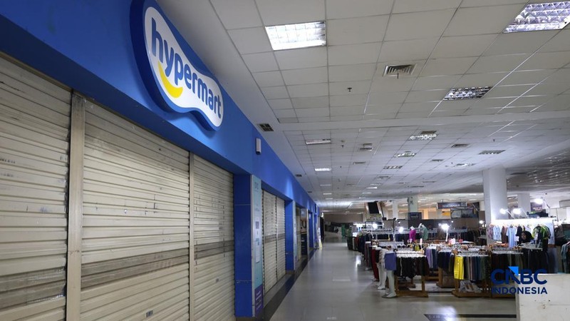Suasana Gerai Hypermart yang resmi berhenti beroperasi di pusat perbelanjaan Depok Town Square (Detos), Jawa Barat, Kamis (29/10/2026).
