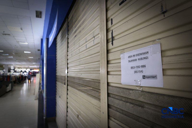 Suasana Gerai Hypermart yang resmi berhenti beroperasi di pusat perbelanjaan Depok Town Square (Detos), Jawa Barat, Kamis (29/10/2026). (CNBC Indonesia/Muhammad Sabki)