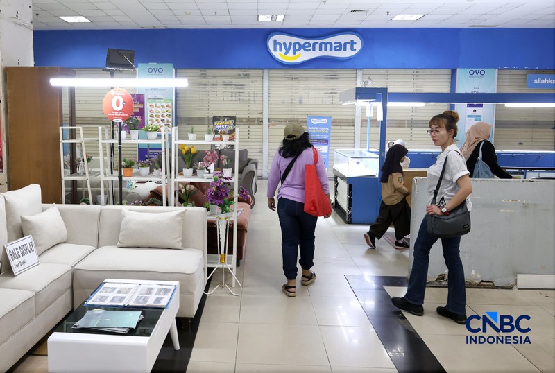 Suasana Gerai Hypermart yang resmi berhenti beroperasi di pusat perbelanjaan Depok Town Square (Detos), Jawa Barat, Kamis (29/10/2026). (CNBC Indonesia/Muhammad Sabki)