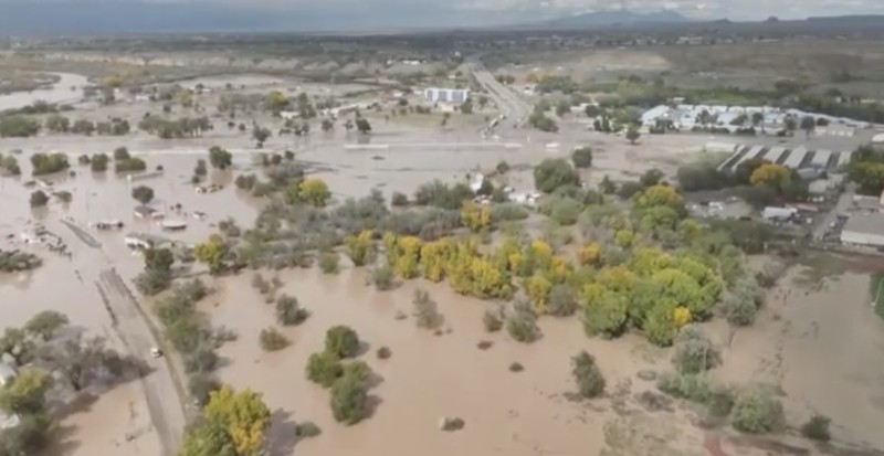 Sungai San Juan di New Mexico meluap dan menyebabkan banjir di sejumlah wilayah Shiprock, Sabtu (24/10/2026). Permukaan sungai tersebut mencapai level tertinggi sejak 1935. (via REUTERS/NAVAJO POLICE DEPARTMENT)