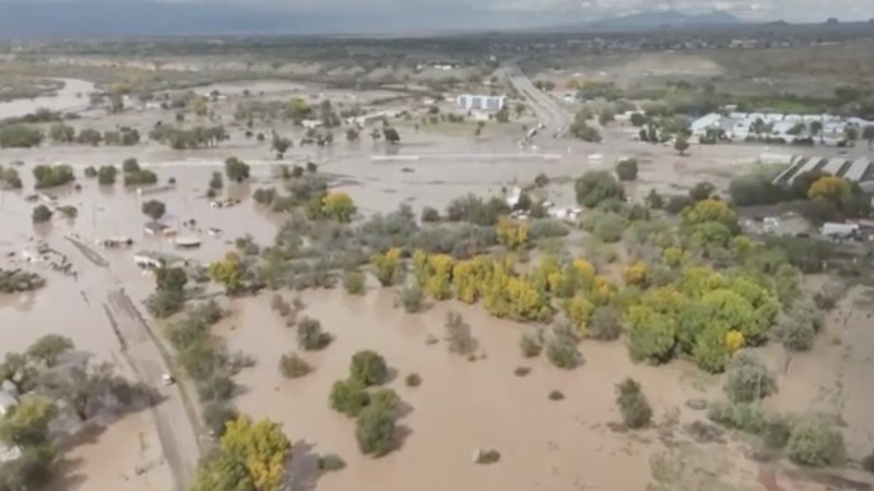 Sungai San Juan di New Mexico meluap dan menyebabkan banjir di sejumlah wilayah Shiprock, Sabtu (24/10/2026). Permukaan sungai tersebut mencapai level tertinggi sejak 1935. (via REUTERS/NAVAJO POLICE DEPARTMENT)