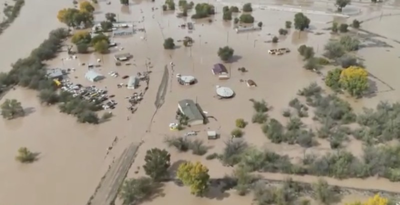 Sungai San Juan di New Mexico meluap dan menyebabkan banjir di sejumlah wilayah Shiprock, Sabtu (24/10/2026). Permukaan sungai tersebut mencapai level tertinggi sejak 1935. (via REUTERS/NAVAJO POLICE DEPARTMENT)