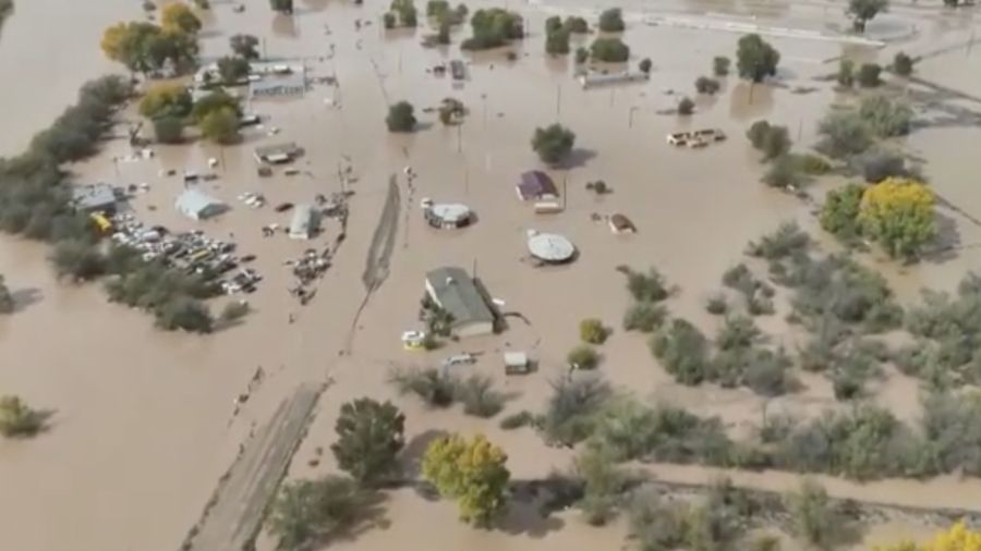 Sungai San Juan di New Mexico meluap dan menyebabkan banjir di sejumlah wilayah Shiprock, Sabtu (24/10/2026). Permukaan sungai tersebut mencapai level tertinggi sejak 1935. (via REUTERS/NAVAJO POLICE DEPARTMENT)