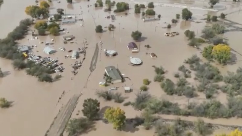 Sungai San Juan di New Mexico meluap dan menyebabkan banjir di sejumlah wilayah Shiprock, Sabtu (24/10/2026). Permukaan sungai tersebut mencapai level tertinggi sejak 1935. (via REUTERS/NAVAJO POLICE DEPARTMENT)