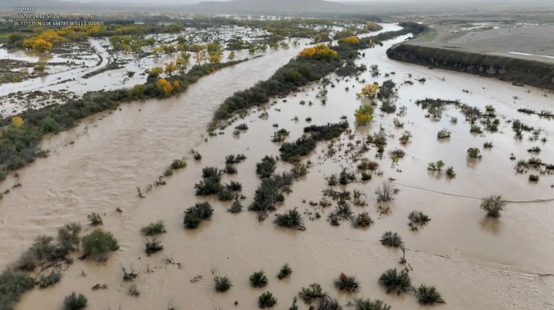 Sungai San Juan di New Mexico meluap dan menyebabkan banjir di sejumlah wilayah Shiprock, Sabtu (24/10/2026). Permukaan sungai tersebut mencapai level tertinggi sejak 1935. (via REUTERS/NAVAJO POLICE DEPARTMENT)