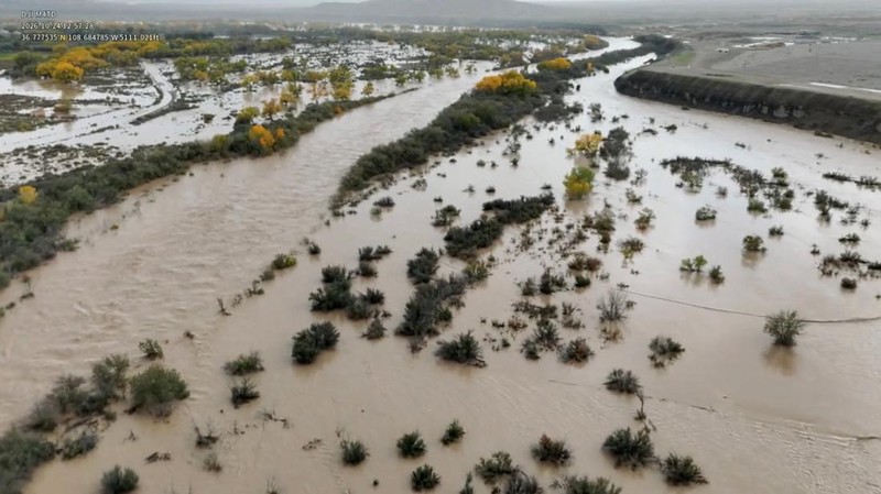 Sungai San Juan di New Mexico meluap dan menyebabkan banjir di sejumlah wilayah Shiprock, Sabtu (24/10/2026). Permukaan sungai tersebut mencapai level tertinggi sejak 1935. (via REUTERS/NAVAJO POLICE DEPARTMENT)