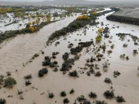 Sungai San Juan di New Mexico meluap dan menyebabkan banjir di sejumlah wilayah Shiprock, Sabtu (24/10/2026). Permukaan sungai tersebut mencapai level tertinggi sejak 1935. (via REUTERS/NAVAJO POLICE DEPARTMENT)